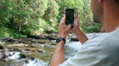 Mutluluğun arka planında Mountain River 'ın ormanda cep telefonuyla çekilmiş videoları var.