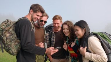 Çok kültürlü arkadaşlara gülerek sabahları dağdaki telefon ekranına bakarlar. Kamp kavramı