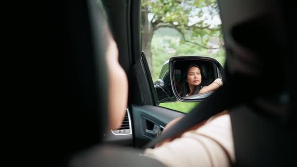 Pensive Azjatycka Kobieta Jazdy Samochodem Patrząc Przez Okno Górach — Wideo stockowe