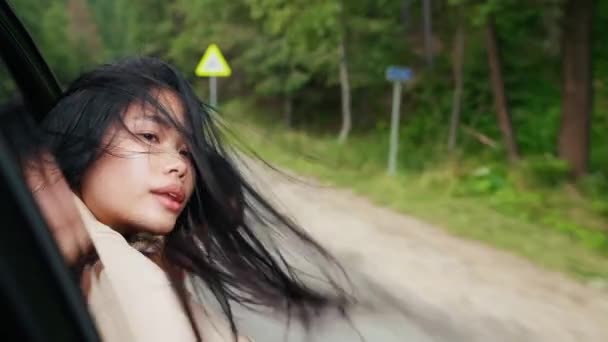 Позитивна Азіатська Жінка Їде Машині Дивиться Вікно Горах — стокове відео