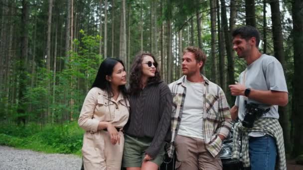 Amis Multinationaux Positifs Touristes Parlant Près Voiture Forêt Dans Les — Video