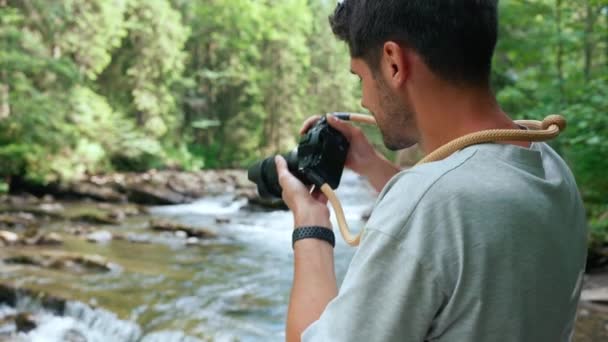 森のカメラで山の川の写真を撮る笑顔の人 — ストック動画