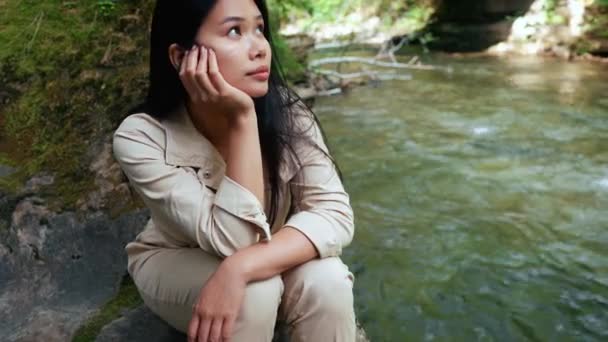 Pensive Azjatycka Kobieta Siedzi Skale Nad Górską Rzeką Lesie — Wideo stockowe