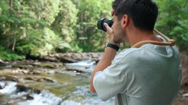 Olumlu Adam Ormanda Dağ Nehrinin Fotoğrafını Çekiyor — Stok video