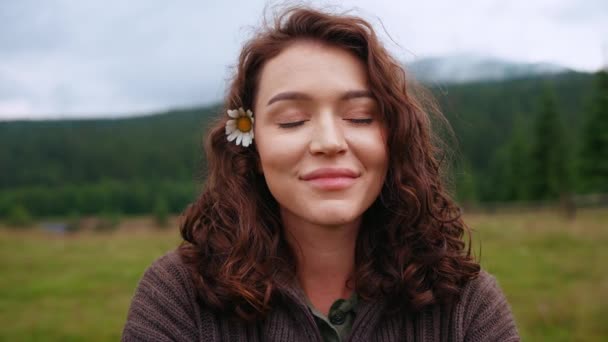 Красивая Молодая Женщина Смотрит Камеру Ромашкой Волосах Горе Лесу — стоковое видео
