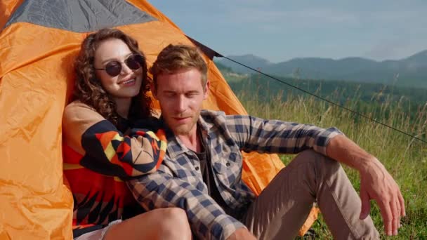 Couple Beau Parler Câliner Tout Étant Assis Dans Une Tente — Video