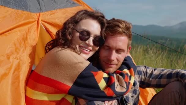 Charmant Jeune Couple Parlant Embrassant Assis Dans Une Tente Dans — Video