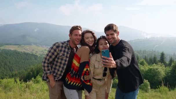 Χαρούμενοι Νέοι Πολυεθνικοί Φίλοι Που Βγάζουν Selfies Στο Κινητό Στα — Αρχείο Βίντεο