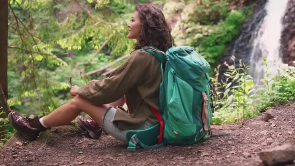Mujer Turista Feliz Mirando Vista Contra Cascada Las Montañas — Vídeo de stock