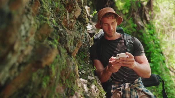 Turis Pensive Pirang Pria Topi Matahari Sms Telepon Sambil Berdiri — Stok Video