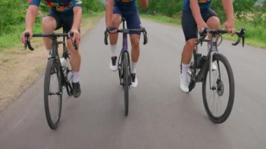 Yaz aylarında bisiklet eğitimi alan üç triatloncu