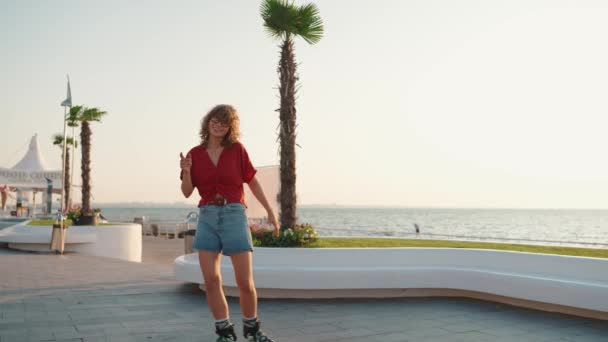 Cheerful Young Woman Sunglasses Dancing While Rollerblading Sea — Stock Video