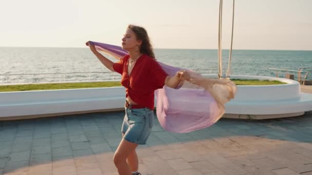Bonita Mujer Joven Patinando Sosteniendo Bufanda Viento Junto Mar — Vídeos de Stock