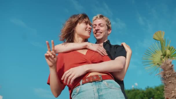 Positivo Jovem Casal Beijando Abraçando Câmera Depois Patinar Junto Mar — Vídeo de Stock