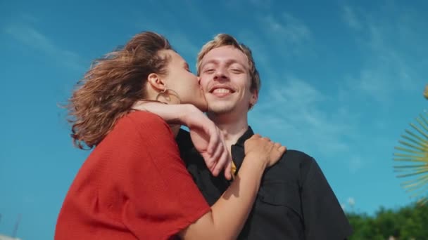 Bonito Jovem Casal Beijando Abraçando Câmera Depois Patinar Junto Mar — Vídeo de Stock