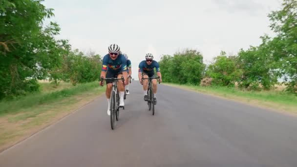 Drei Männliche Radprofis Fahren Sommer Mit Dem Rennrad — Stockvideo