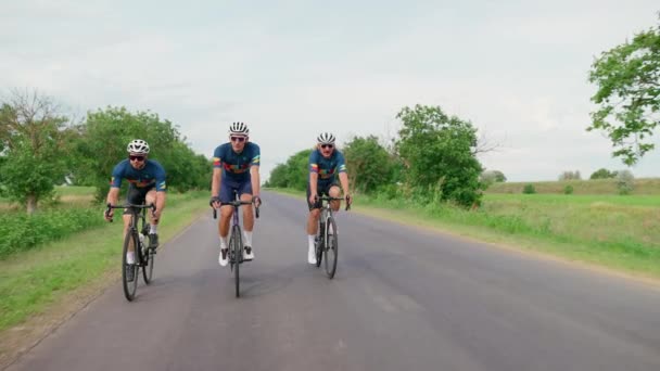 Profesyonel Bisikletçi Yazın Bisiklet Sürerken Kendinden Eminler — Stok video