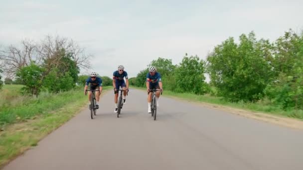 Yaz Aylarında Ciddi Profesyonel Bisikletçi Bisiklete Biniyor — Stok video