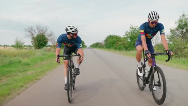 Dos Ciclistas Profesionales Confianza Montan Bicicleta Carretera Verano — Vídeo de stock