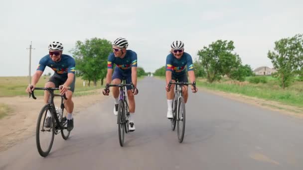 Tre Ciclisti Professionisti Positivi Guidano Sua Bicicletta Strada Estate — Video Stock