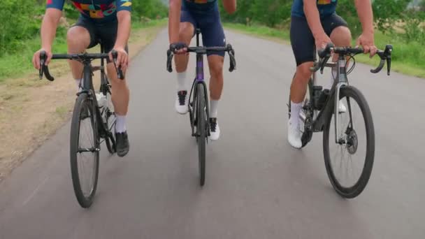 Drei Triathleten Trainieren Sommer Auf Dem Fahrrad — Stockvideo