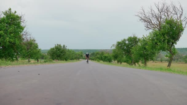 Ciddi Profesyonel Erkek Bisikletçi Yaz Aylarında Bisiklet Sürüyor — Stok video