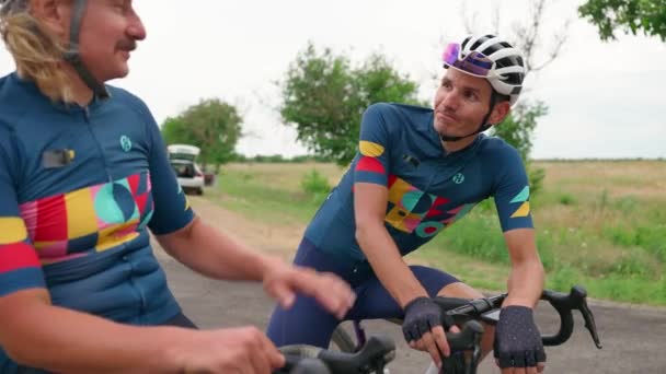 Dois Ciclistas Triatleta Masculino Feliz Descansar Alta Cinco Depois Bicicletas — Vídeo de Stock