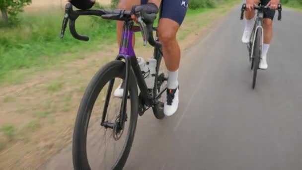 Yolda Bisiklete Binen Iki Atletik Adam Spor Egzersizi — Stok video