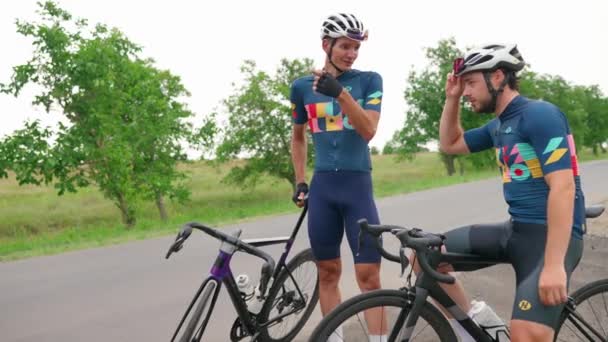 Esmer Güzel Erkek Triatloncu Parmak Işareti Yapıp Yazın Bisiklete Binmeye — Stok video
