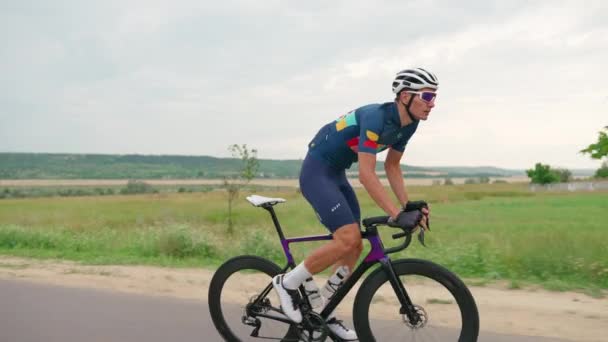 Konzentrierte Athletische Männliche Fahrradfahrer Auf Der Straße Sport Freizeit Workout — Stockvideo