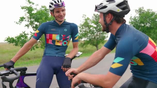 Esmer Erkek Triatloncu Yazın Bisiklet Yarışı Yaptıktan Sonra Dinlenip Konuşuyorlar — Stok video
