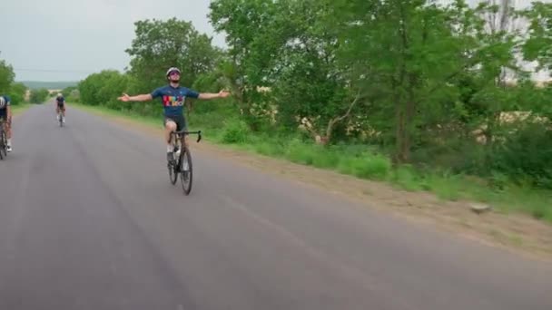 Rahat Sporcu Bisikletçi Yolda Bisiklete Biniyor Konuşuyor Spor Egzersizi — Stok video