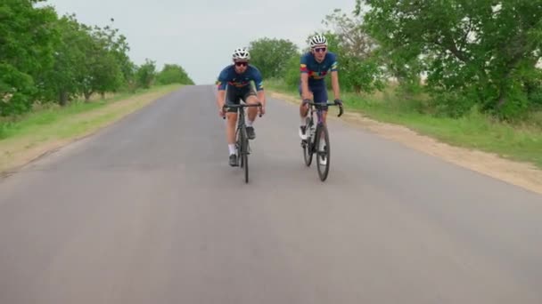 Двоє Серйозних Спортсменів Їздили Велосипеді Дорозі Спортивний Відпочинок Тренування — стокове відео