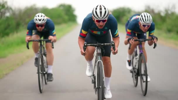 Tres Ciclistas Masculinos Bajando Por Una Colina Entrenamiento Recreación Deportiva — Vídeo de stock