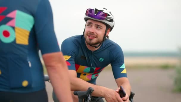 Θετικός Αθλητής Ποδηλάτης Που Μιλάει Φίλο Του Μετά Την Οδήγηση — Αρχείο Βίντεο