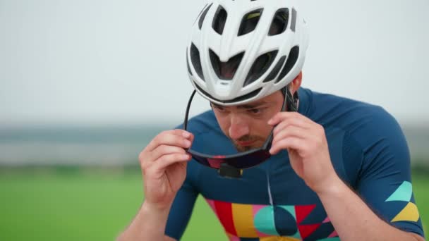 Homem Concentrado Ciclista Coloca Óculos Andar Bicicleta Estrada — Vídeo de Stock