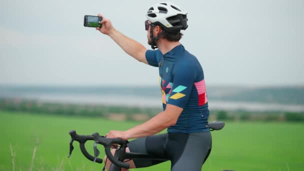 Yoğunlaşmış Bisikletçi Yolda Bisiklet Sürdükten Sonra Doğanın Videosunu Cep Telefonuyla — Stok video