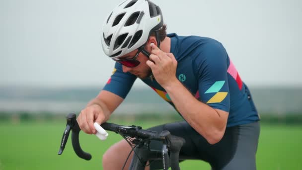 Ciddi Bisikletçi Kulaklık Takar Bisiklet Sürer — Stok video