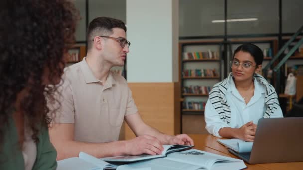Ομάδα Συγκεντρωμένων Πολυεθνικών Φοιτητών Που Μελετούν Και Μιλούν Στη Βιβλιοθήκη — Αρχείο Βίντεο