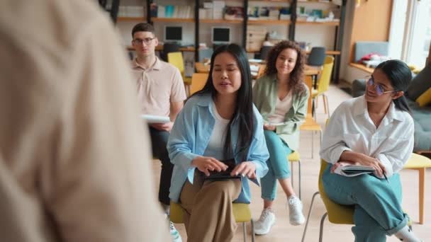 Siswa Perempuan Asia Yang Positif Menjawab Selama Kelas Perpustakaan — Stok Video
