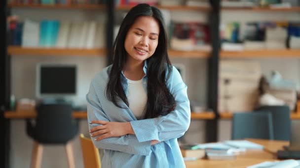 Boldog Ázsiai Fiatal Lány Diák Nézi Kamera Könyvtárban — Stock videók