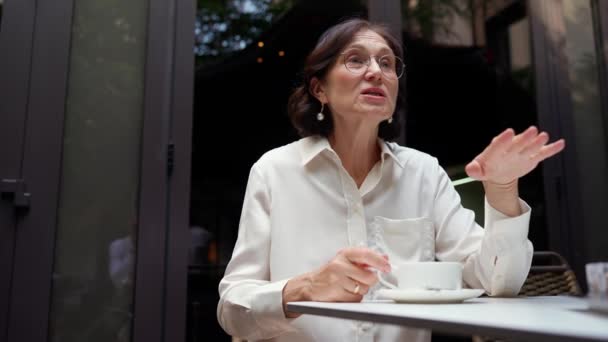 Skoncentrowany Dojrzałe Brunetka Kobieta Rozmawia Kolegą Lunch Biznesowy Kawiarni — Wideo stockowe