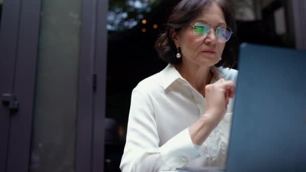 Mujer Madura Confianza Trabajando Ordenador Portátil Durante Almuerzo Negocios Cafetería — Vídeos de Stock