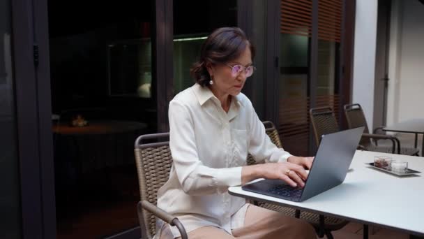 Sério Mulher Madura Trabalhando Laptop Durante Almoço Negócios Café — Vídeo de Stock
