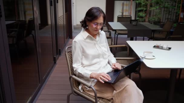Adorável Mulher Morena Madura Digitando Laptop Durante Almoço Negócios Café — Vídeo de Stock