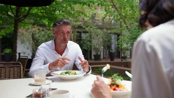 Colegas Adultas Felizes Discutindo Trabalho Comendo Saladas Durante Almoço Negócios — Vídeo de Stock