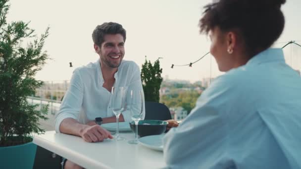 Lokantanın Balkonunda Çok Uluslu Güzel Bir Çift Konuşuyor — Stok video
