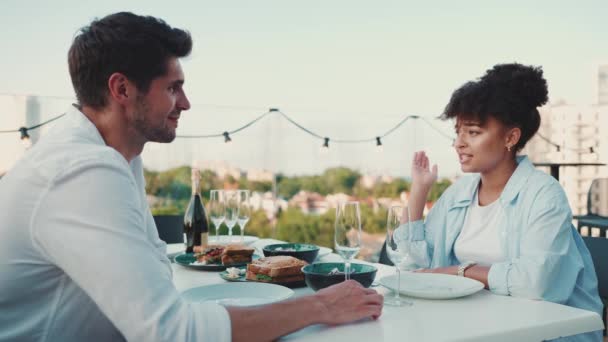 Hübsches Multinationales Paar Beim Abendessen Auf Dem Balkon Eines Restaurants — Stockvideo
