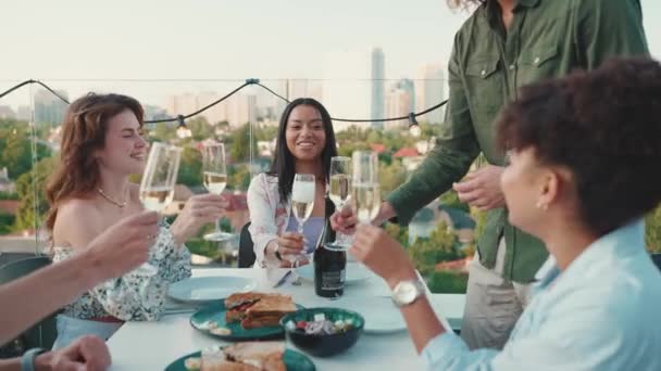 Gelukkige Multinationale Vrienden Vieren Vakantie Aan Openluchttafel Restaurant — Stockvideo
