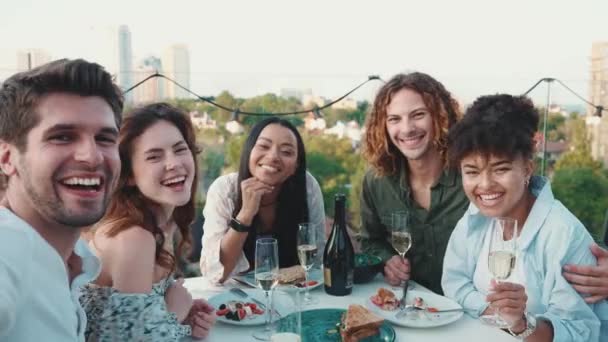 Restoranın Balkonunda Tatilleri Kutlarken Kameraya Bakıp Poz Veren Çok Kültürlü — Stok video